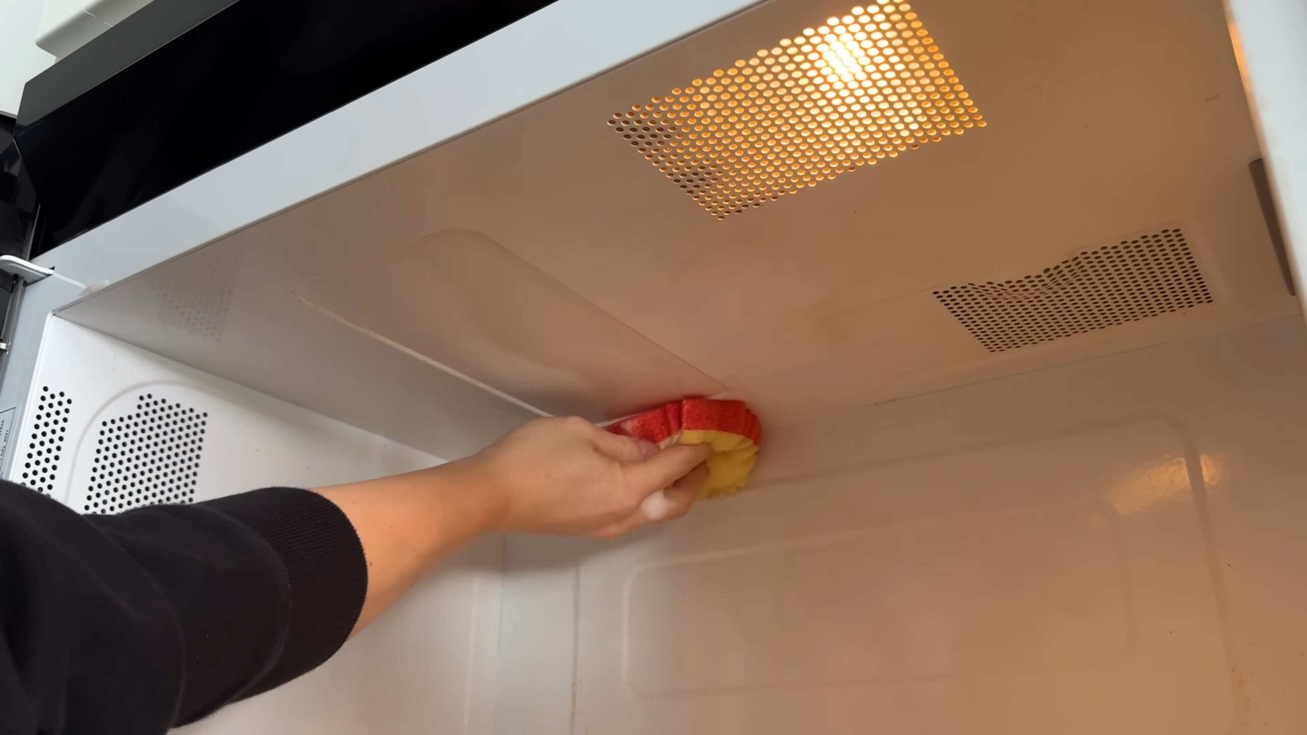 Mikrowelle reinigen mit Zitrone