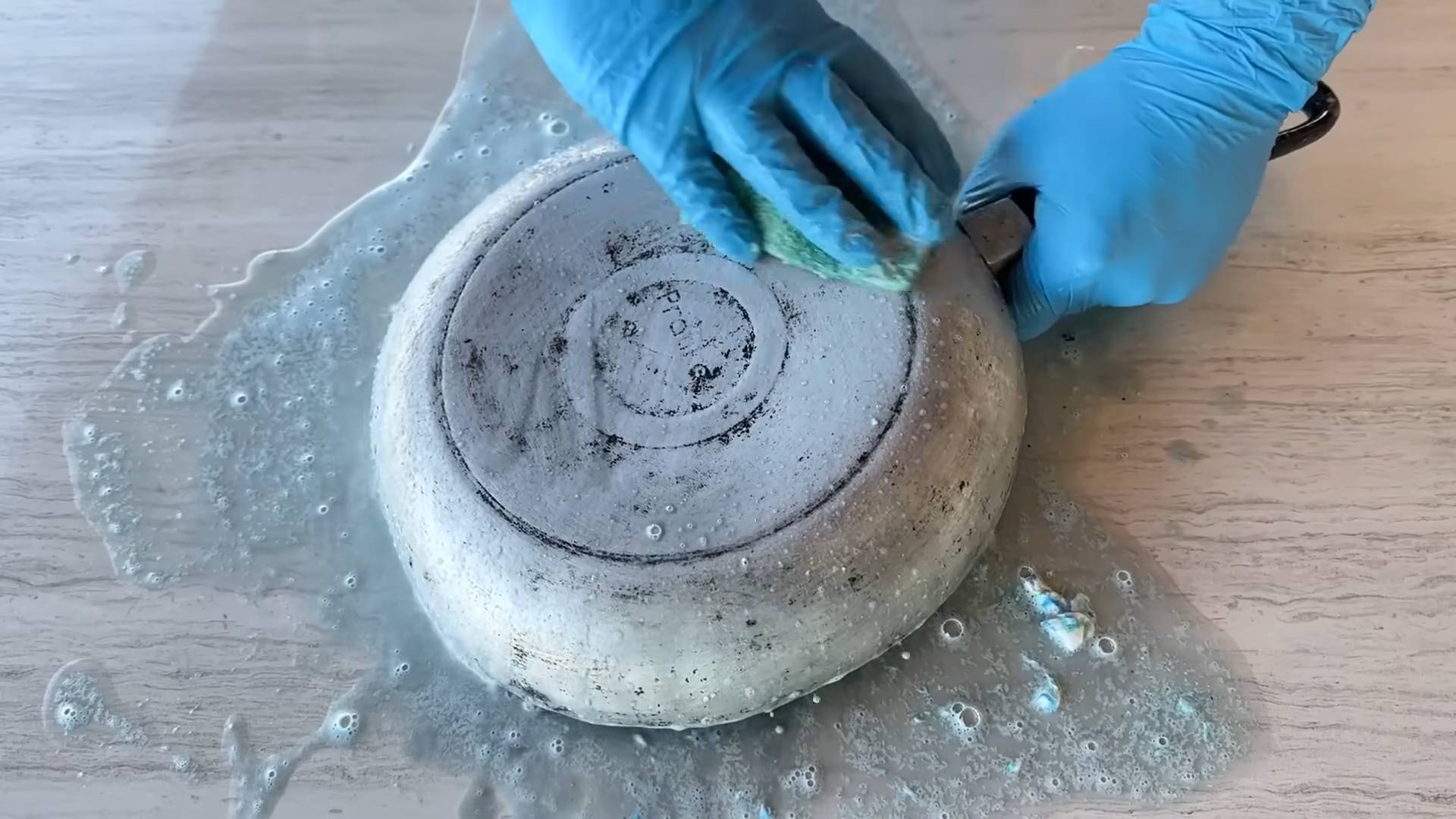Pfannen reinigen mit Cola